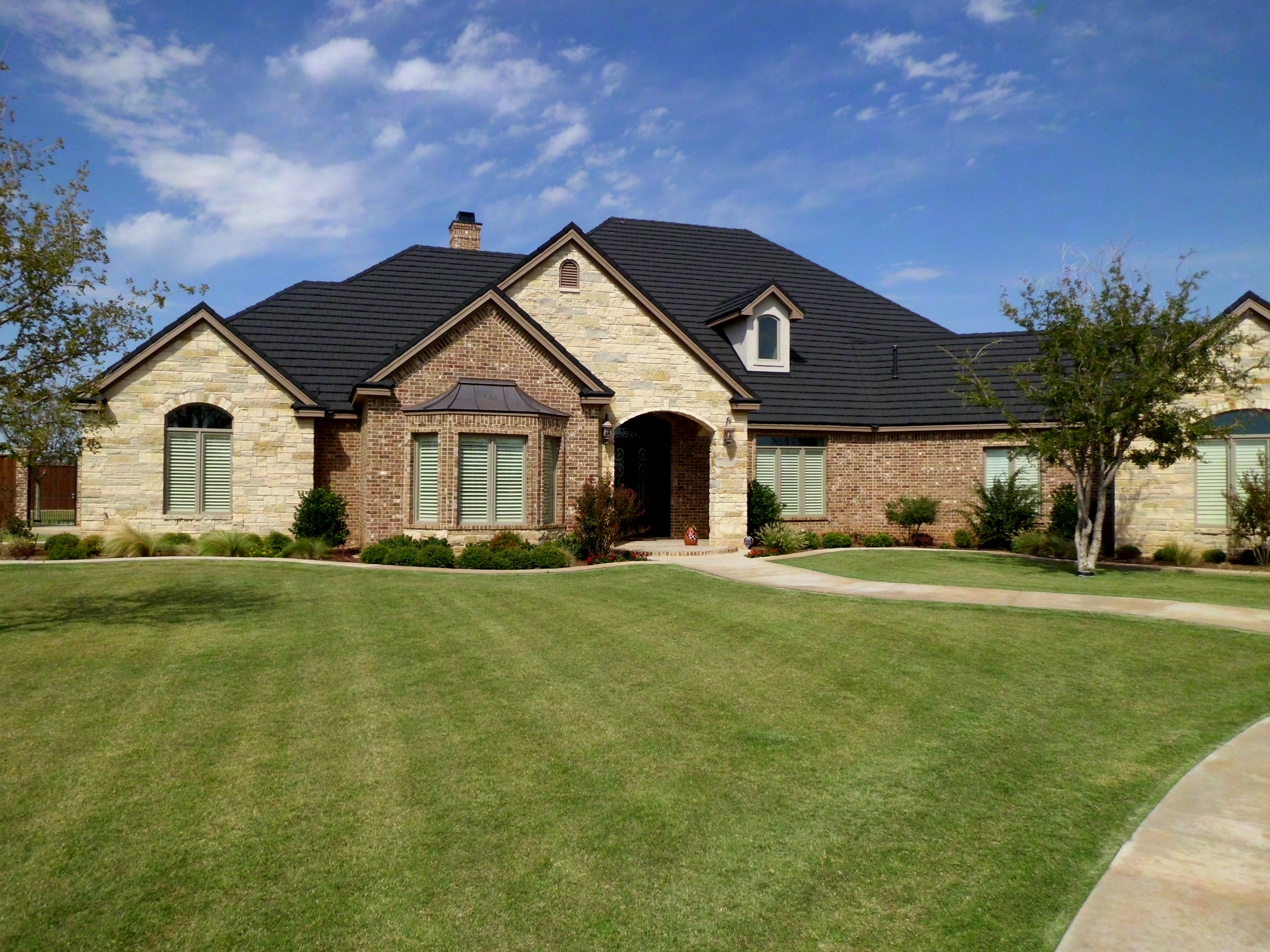 Gerard Canyon Shake Charcoal — arched entryway, Central Texas