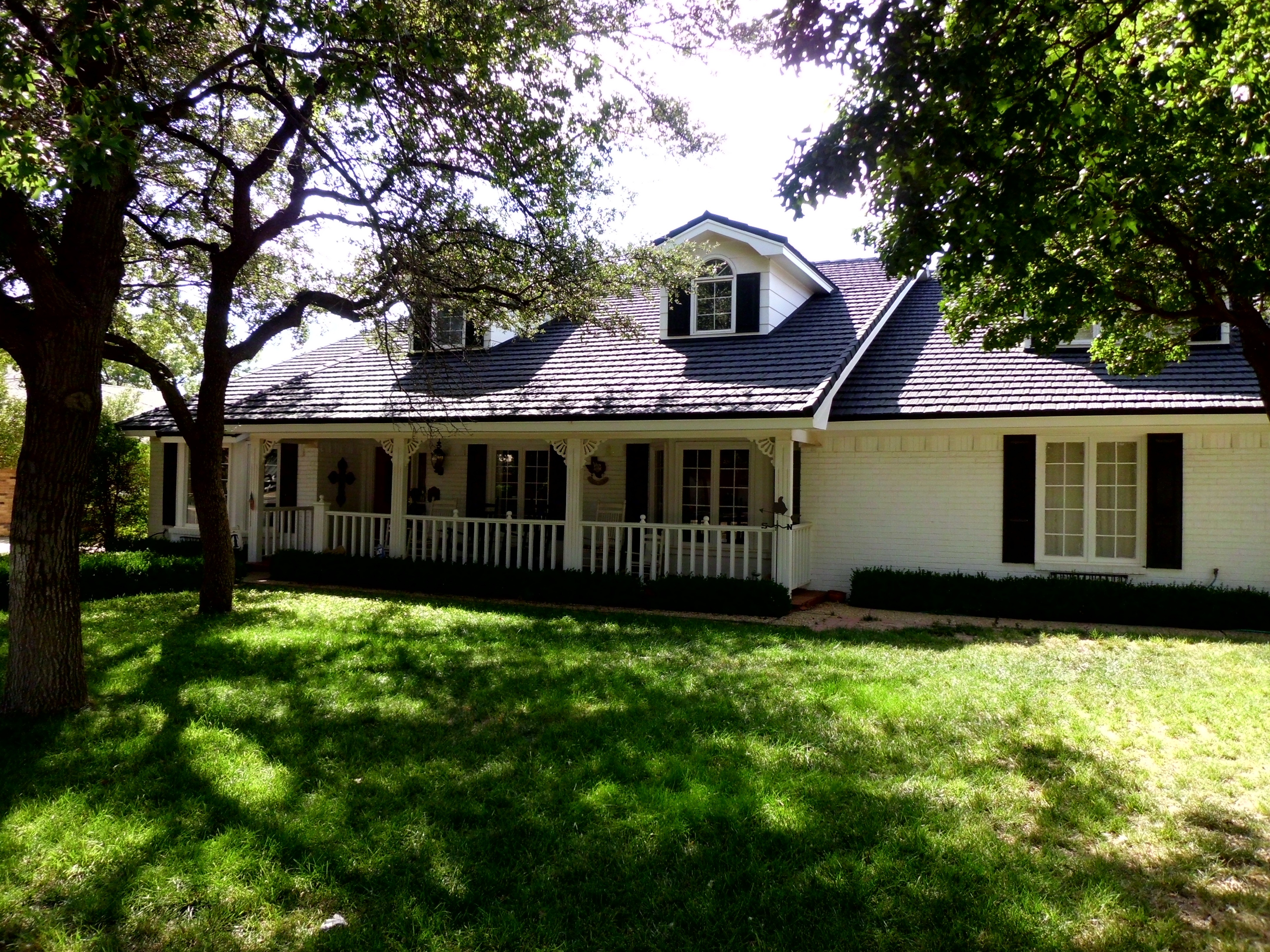 Gerard Canyon Shake Charcoal — brick home with porch