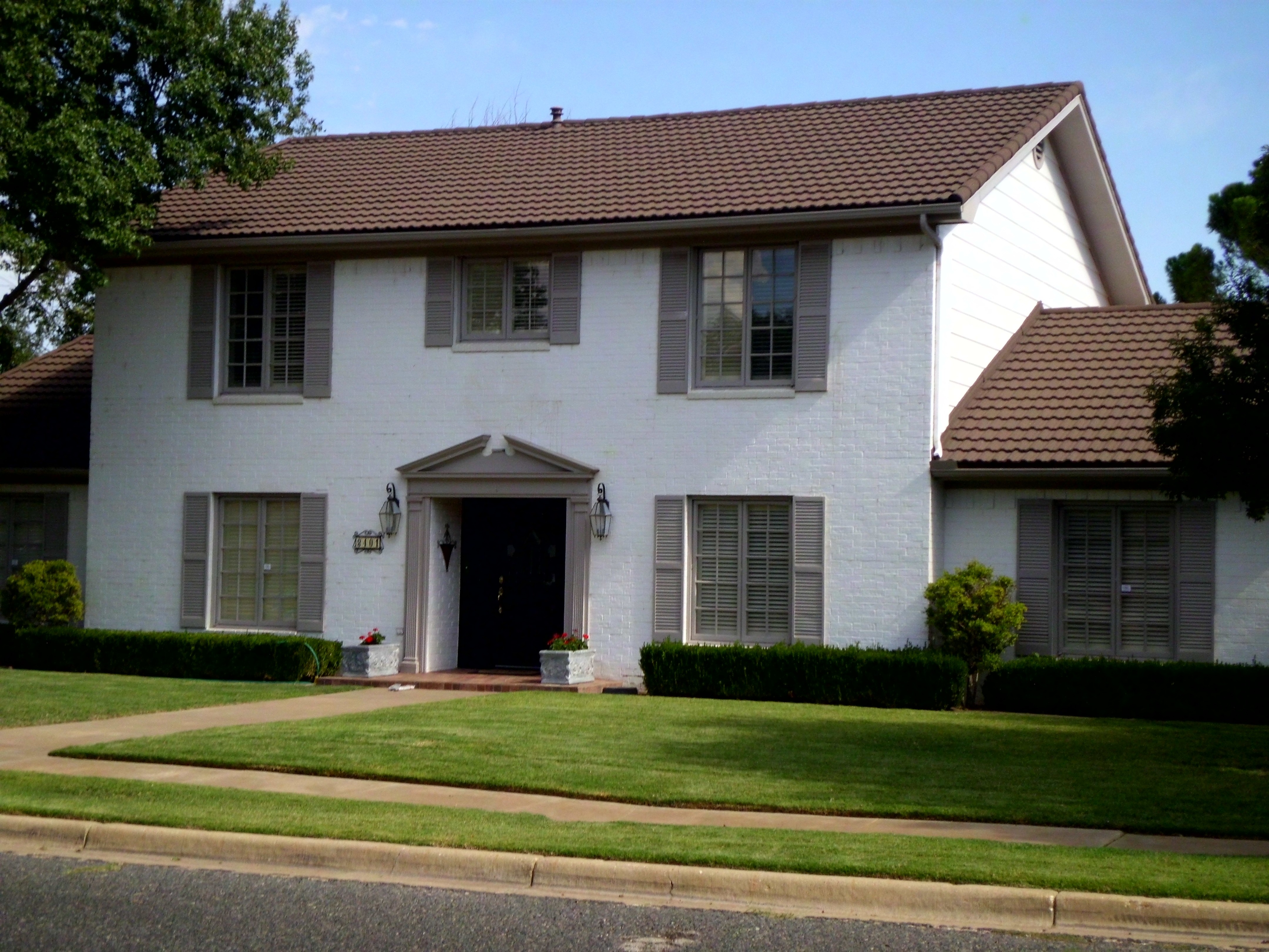 Roof replacement on white colonial home, Central Texas